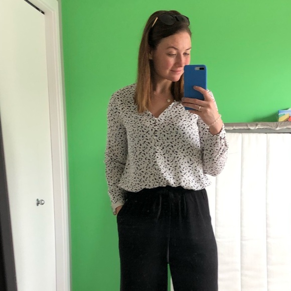 Black & white pattern blouse. - Picture 4 of 4